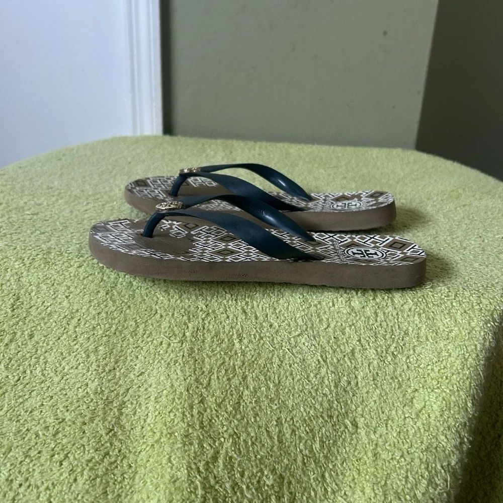 Tory Burch Geometric Print Flip Flops With  navy Blue  Straps. - Picture 5 of 9